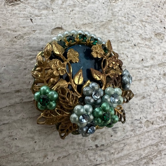 Vintage 40s/50s Haskell ? Highly Ornate Filigree Clio On Earrings - Picture 5 of 7